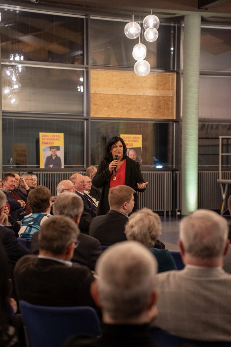 Carina Konrad spricht vor Publikum